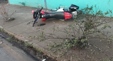 Patos de Minas - Acidente na rua Major Jerônimo deixa motociclista em estado grave Patos de Minas - Acidente na rua Major Jerônimo deixa motociclista em estado grave