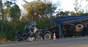 Colisão entre bitrem e carreta mata motorista na BR-365; próximo a comunidade rural de Veredas Colisão entre bitrem e carreta mata motorista na BR-365; próximo a comunidade rural de Veredas