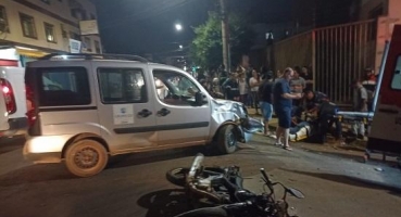 Casal fica gravemente ferido em acidente envolvendo motocicleta e automóvel em Patos de Minas Casal fica gravemente ferido em acidente envolvendo motocicleta e automóvel em Patos de Minas