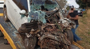 Automóvel colide contra traseira de caminhão na BR-354; em Carmo do Paranaíba Automóvel colide contra traseira de caminhão na BR-354; em Carmo do Paranaíba