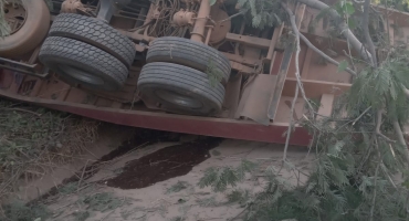 Caminhão capota na MGC-354 e passageiro fica preso entre as ferragens Caminhão capota na MGC-354 e passageiro fica preso entre as ferragens