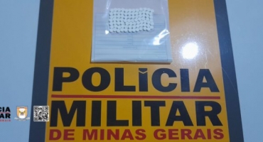 Caminhão emplacado em Carmo do Paranaíba é abordado pela polícia e motorista inabilitado é flagrado com 83 comprimidos de ”rebite” Caminhão emplacado em Carmo do Paranaíba é abordado pela polícia e motorista inabilitado é flagrado com 83 comprimidos de ”rebite”
