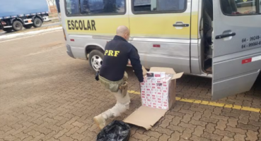 Motorista é preso com 30 mil maços de cigarros contrabandeados dentro de van escolar na BR-365 Motorista é preso com 30 mil maços de cigarros contrabandeados dentro de van escolar na BR-365