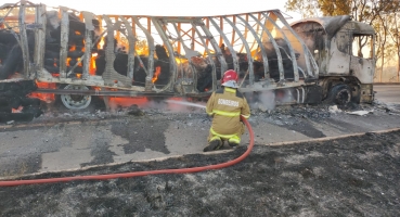 Caminhão que transportava tecido incendeia na BR-365 e fica totalmente destruído Caminhão que transportava tecido incendeia na BR-365 e fica totalmente destruído