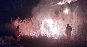 Incêndios de grandes proporções atingem Mato do Cachorro e MGC-354 e bombeiros combatem as chamas Incêndios de grandes proporções atingem Mato do Cachorro e MGC-354 e bombeiros combatem as chamas