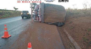 Motorista se distrai com flanela e tomba caminhão carregado com abacates na BR-354; no município de Arapuá Motorista se distrai com flanela e tomba caminhão carregado com abacates na BR-354; no município de Arapuá