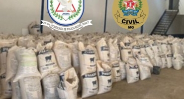 Patrocínio - Ação conjunta PM e PC prendem três foragidos da justiça envolvidos em roubo de carga de café Patrocínio - Ação conjunta PM e PC prendem três foragidos da justiça envolvidos em roubo de carga de café