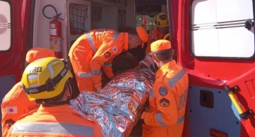Ônibus com trabalhadores rurais tomba e deixa um morto e cinco feridos na BR-262 Ônibus com trabalhadores rurais tomba e deixa um morto e cinco feridos na BR-262