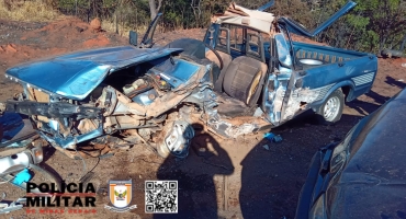 Presidente Olegário - Acidente envolvendo três veículos na MG-410 deixa motorista com fratura exposta em uma das pernas Presidente Olegário - Acidente envolvendo três veículos na MG-410 deixa motorista com fratura exposta em uma das pernas