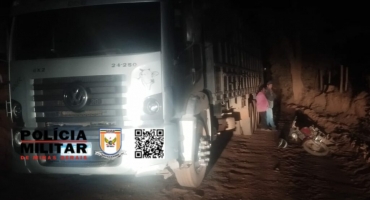 Tiros - Motociclista fica ferido após colidir contra caminhão na MGC-352 Tiros - Motociclista fica ferido após colidir contra caminhão na MGC-352