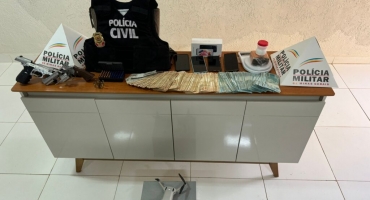 Carmo do Paranaíba – Polícias Civil e Militar cumprem mandado e apreende 60 mil reais em dinheiro, armas e encaminha um suspeito para a delegacia Carmo do Paranaíba – Polícias Civil e Militar cumprem mandado e apreende 60 mil reais em dinheiro, armas e encaminha um suspeito para a delegacia