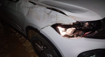 Carmo do Paranaíba - Trator apresenta falha mecânica na BR-354 e dois automóveis colidem contra a máquina agrícola Carmo do Paranaíba - Trator apresenta falha mecânica na BR-354 e dois automóveis colidem contra a máquina agrícola