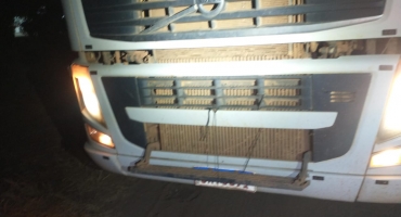 Caminhão trator com sinal de adulteração é apreendido na MGC-354 no município de Patos de Minas Caminhão trator com sinal de adulteração é apreendido na MGC-354 no município de Patos de Minas