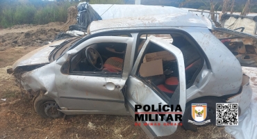 Condutora fica ferida após perder controle direcional e capotar veículo na MGC-354 Condutora fica ferida após perder controle direcional e capotar veículo na MGC-354