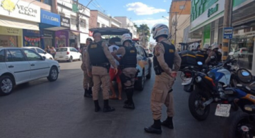 Indivíduo furta celular de uma mulher no centro de Patos de Minas e populares seguram o ladrão Indivíduo furta celular de uma mulher no centro de Patos de Minas e populares seguram o ladrão