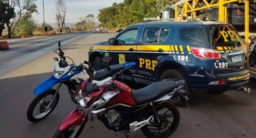 PRF recupera duas motocicletas furtadas as quais eram transportadas em uma cegonha em Patos de Minas PRF recupera duas motocicletas furtadas as quais eram transportadas em uma cegonha em Patos de Minas