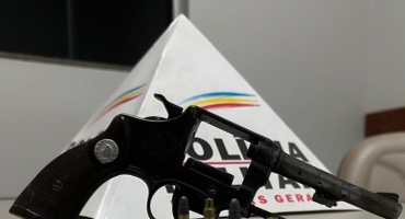 Tiros – Polícia Militar prende homem por porte ilegal de arma de fogo Tiros – Polícia Militar prende homem por porte ilegal de arma de fogo