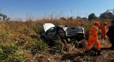 Veículo parado em acostamento da BR-365 é atingido na traseira por carreta carregada com combustível Veículo parado em acostamento da BR-365 é atingido na traseira por carreta carregada com combustível