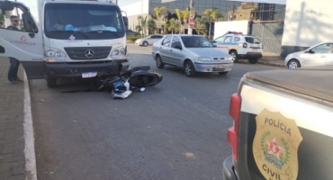 Motociclista fica ferida após condutor de caminhão invadir parada obrigatória e provocar acidente; em Patos de Minas Motociclista fica ferida após condutor de caminhão invadir parada obrigatória e provocar acidente; em Patos de Minas
