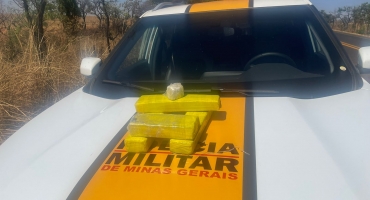 Romaria – Polícia Militar Rodoviária apreende droga com passageiro de veículo e encaminha suspeito de tráfico para a delegacia Romaria – Polícia Militar Rodoviária apreende droga com passageiro de veículo e encaminha suspeito de tráfico para a delegacia