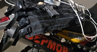 Perseguição policial em Patos de Minas termina com motoqueiros presos e pistola apreendida Perseguição policial em Patos de Minas termina com motoqueiros presos e pistola apreendida