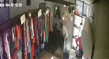 Bandido invade loja em Lagoa Formosa rende atendente e rouba três iPhones Bandido invade loja em Lagoa Formosa rende atendente e rouba três iPhones