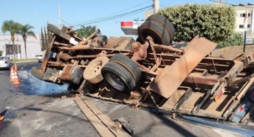 Caminhão tomba em rotatória da Avenida Marabá em Patos de Minas Caminhão tomba em rotatória da Avenida Marabá em Patos de Minas