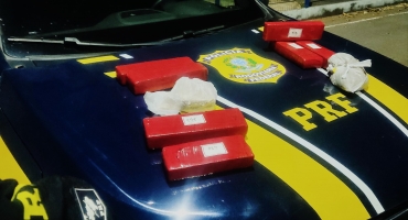Passageira de ônibus é presa pela PRF de Patos de Minas com maconha, crack e skunk Passageira de ônibus é presa pela PRF de Patos de Minas com maconha, crack e skunk
