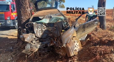 Veículo colide contra árvore após sair da pista na LMG-737 e motorista fica gravemente ferido Veículo colide contra árvore após sair da pista na LMG-737 e motorista fica gravemente ferido