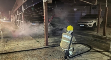 Bombeiros combatem incêndio criminoso em veículo dentro de loja de carros em Patos de Minas Bombeiros combatem incêndio criminoso em veículo dentro de loja de carros em Patos de Minas