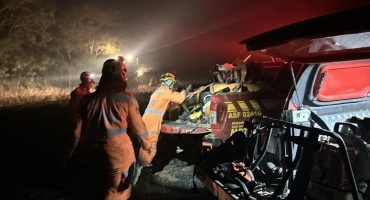 Corpo de Bombeiros combate queimada em vegetação de fazenda no município de Patos de Minas Corpo de Bombeiros combate queimada em vegetação de fazenda no município de Patos de Minas
