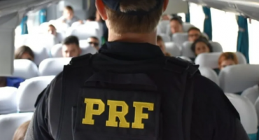 Monte Carmelo - Bandidos interceptam ônibus durante a madrugada na BR-365 e roubam pertences de todos os passageiros e motorista Monte Carmelo - Bandidos interceptam ônibus durante a madrugada na BR-365 e roubam pertences de todos os passageiros e motorista