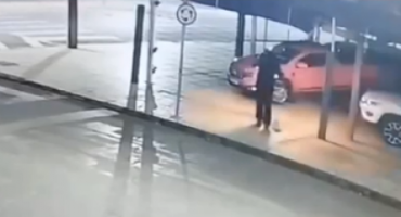 Câmera de segurança filma indivíduo ateando fogo em automóvel dentro de loja em Patos de Minas Câmera de segurança filma indivíduo ateando fogo em automóvel dentro de loja em Patos de Minas