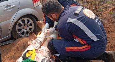Jovem cochila ao volante e veículo vai parar fora da pista da BR-354, próximo ao trevo de Carmo do Paranaíba Jovem cochila ao volante e veículo vai parar fora da pista da BR-354, próximo ao trevo de Carmo do Paranaíba