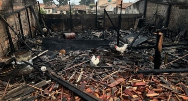Incêndio destrói marcenaria na cidade de Patos de Minas Incêndio destrói marcenaria na cidade de Patos de Minas