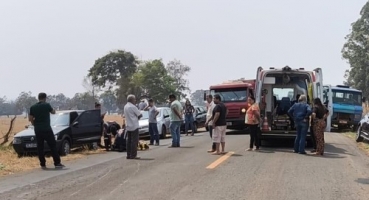 Pneu de motocicleta estoura na LMG-743 e deixa duas mulheres feridas; uma com fratura exposta Pneu de motocicleta estoura na LMG-743 e deixa duas mulheres feridas; uma com fratura exposta
