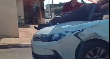 Veículo invade parada obrigatória, provoca acidente e condutor de motocicleta vai parar no capô do carro Veículo invade parada obrigatória, provoca acidente e condutor de motocicleta vai parar no capô do carro