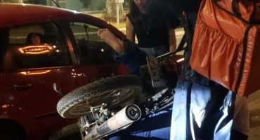 Patos de Minas - Condutor de motocicleta perde controle direcional e atinge traseira de veículo; adolescente fica ferido Patos de Minas - Condutor de motocicleta perde controle direcional e atinge traseira de veículo; adolescente fica ferido