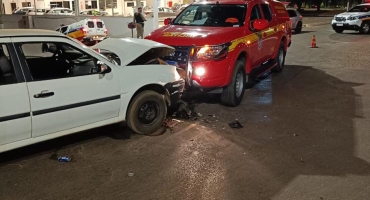 Patos de Minas - Com sinais de embriaguez homem é preso após colidir contra viatura do Corpo de Bombeiros Patos de Minas - Com sinais de embriaguez homem é preso após colidir contra viatura do Corpo de Bombeiros