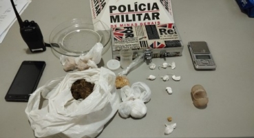 Tiros - Polícia Militar apreende drogas e encaminha casal suspeito de tráfico para a delegacia Tiros - Polícia Militar apreende drogas e encaminha casal suspeito de tráfico para a delegacia