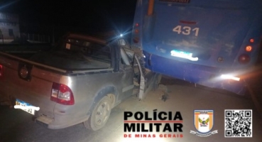 São Gotardo - Motorista colide automóvel na traseira de ônibus que apresentou defeito na BR-354; passageira do carro fica ferida São Gotardo - Motorista colide automóvel na traseira de ônibus que apresentou defeito na BR-354; passageira do carro fica ferida