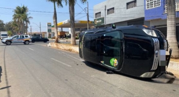 Carmo do Paranaíba: Veículo tomba na avenida João Batista após motorista cochilar ao volante Carmo do Paranaíba: Veículo tomba na avenida João Batista após motorista cochilar ao volante