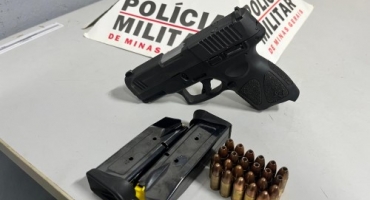 Patos de Minas - PM prende homem que ameaçou companheira com pistola no bairro Jardim Quebec Patos de Minas - PM prende homem que ameaçou companheira com pistola no bairro Jardim Quebec