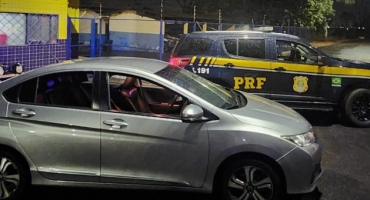 PRF de Patos de Minas prende dois homens e recupera veículo furtado em São Paulo PRF de Patos de Minas prende dois homens e recupera veículo furtado em São Paulo
