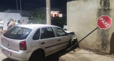 Motorista com sintomas de embriaguez colide automóvel contra muro de residência e ameaça família; em Patos de Minas Motorista com sintomas de embriaguez colide automóvel contra muro de residência e ameaça família; em Patos de Minas