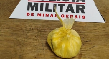Homem com mandado de prisão em aberto é preso com 100 gramas de cocaína; em Guarda dos Ferreiros Homem com mandado de prisão em aberto é preso com 100 gramas de cocaína; em Guarda dos Ferreiros