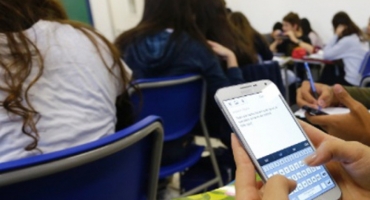 Educadores elogiam possível restrição ao uso de celulares nas escolas Educadores elogiam possível restrição ao uso de celulares nas escolas