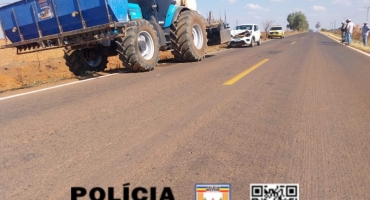 Motorista embriagado bate em traseira de trator na MGC-352; em Tiros Motorista embriagado bate em traseira de trator na MGC-352; em Tiros