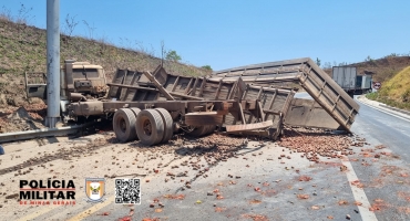 Serra do Salitre - Pneu estoura, condutor perde o controle direcional e caminhão tomba na BR-146 Serra do Salitre - Pneu estoura, condutor perde o controle direcional e caminhão tomba na BR-146