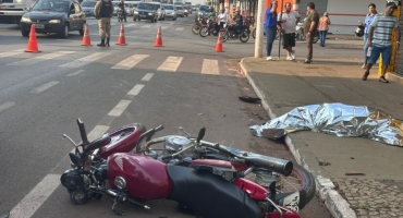 Motoqueiro avança sinal vermelho em Patos de Minas, colide contra automóvel e mulher de 62 anos que estava na garupa morre Motoqueiro avança sinal vermelho em Patos de Minas, colide contra automóvel e mulher de 62 anos que estava na garupa morre